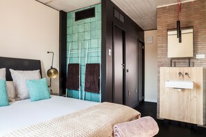 Desk, laptop workspace, blackout curtains, soundproofing - Bastardo Hostel (Madrid)