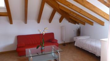 Appartamento Deluxe, bagno in camera | 1 camera, una cassaforte in camera, una scrivania, insonorizzazione