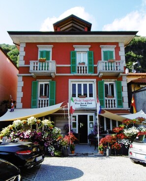 住宿正面 - 傍晚/夜晚