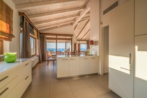 Căn hộ Deluxe, quang cảnh biển | Bếp riêng | Tủ lạnh, lò vi sóng, lò nướng, bếp nấu 
