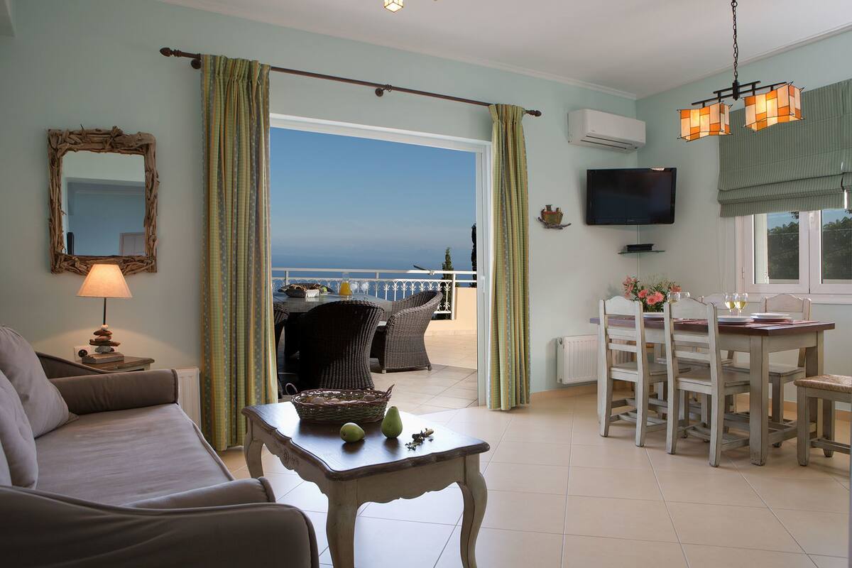 Departamento, vista al mar | Área de sala de estar | Televisión de pantalla plana 