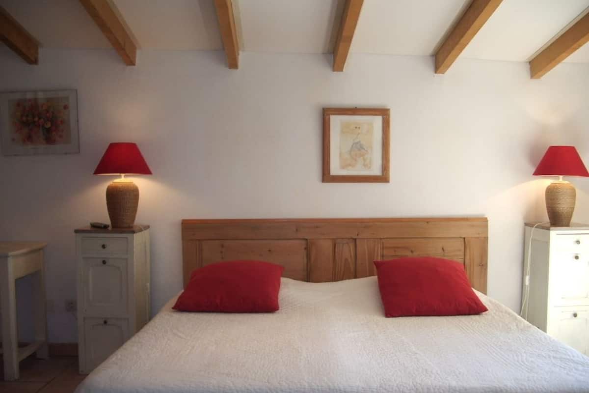 Tweepersoonskamer | Luxe beddengoed, geluiddichte muren, een strijkplank/strijkijzer