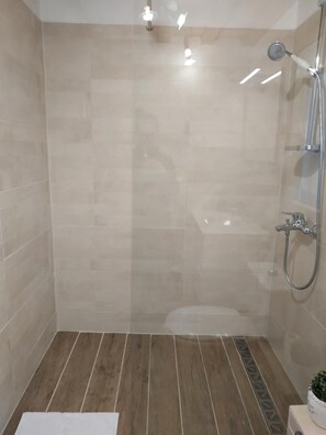 Amenidades de baño gratuitas, secadora de cabello, toallas 