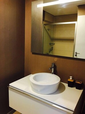 Apartment, 2 Schlafzimmer | Waschbecken im Bad