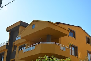 A multi-story building with a yellow facade, balconies, and windows. - Ata Apart & Hotel (Bursa)