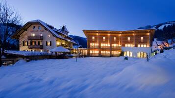 Facciata della struttura - sera/notte