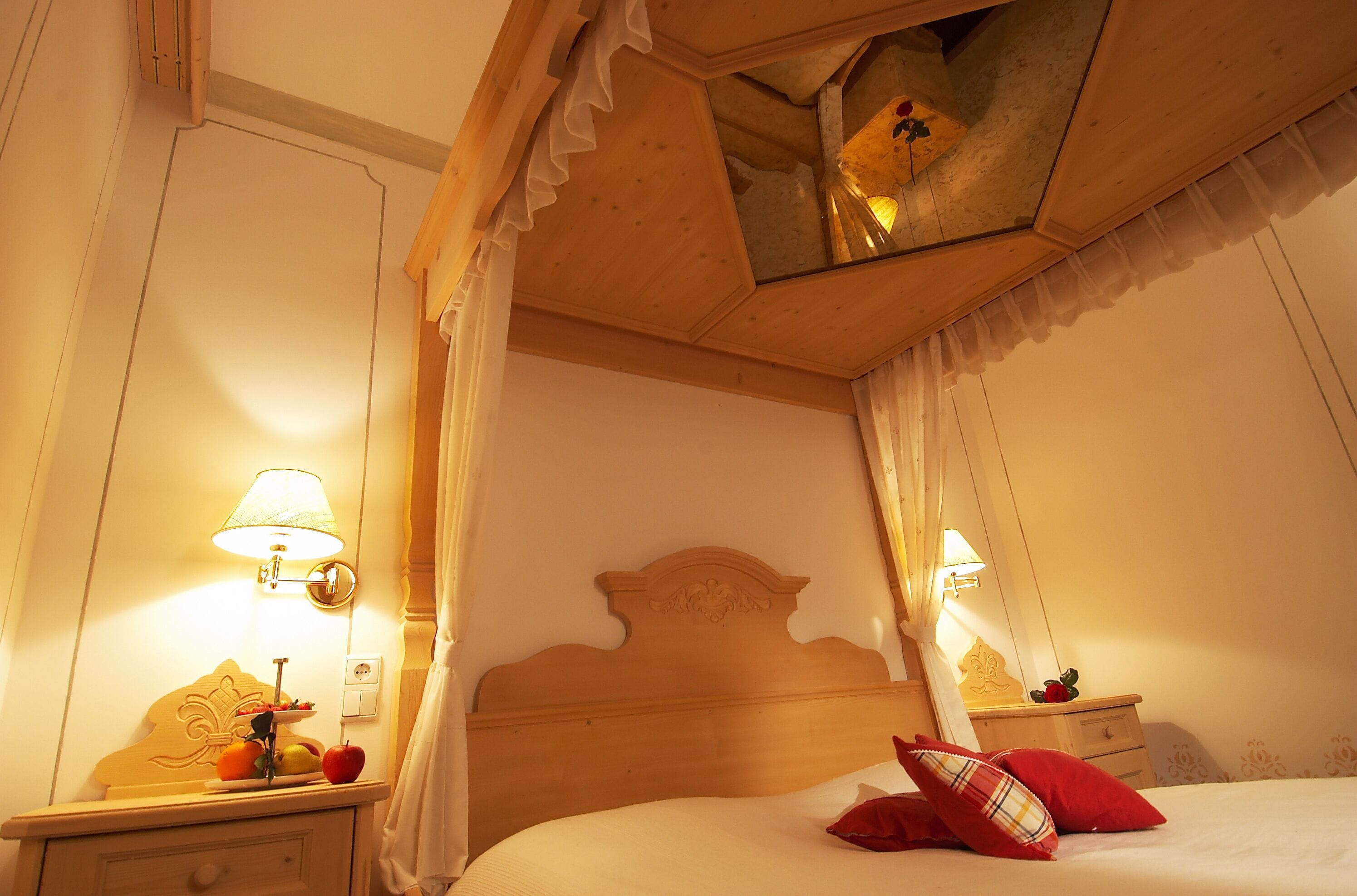 Une chambre à coucher avec une tête de lit en bois, une table de chevet avec une lampe et un lit avec des oreillers.