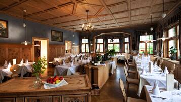 Mittagessen und Abendessen, lokale Küche