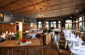 Serveert lunch en diner, lokale gerechten