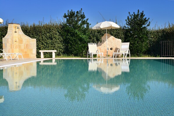 Piscine extérieure, chaises longues