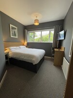 标准双人房, 1 张双人床, 独立浴室 | 高档床上用品、Select Comfort 床、熨斗/熨板、免费 WiFi