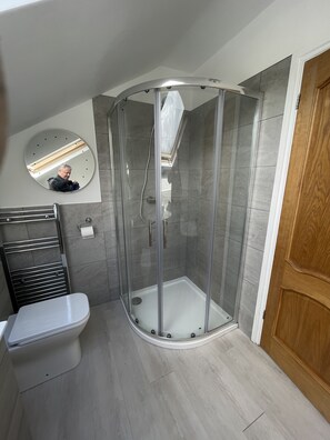 Classic Double or Twin Room, Ensuite | Bathroom | Shower, free toiletries, hair dryer, towels