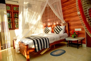 Deluxe-Doppelzimmer, 1 Queen-Bett, Balkon, Hügelblick | Wohnzimmer