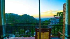 ห้องดีลักซ  ์ดับเบิล, เตียงควีนไซส์ 1 เตียง, วิวภูเขา | ลานระเบียง/นอกชาน
