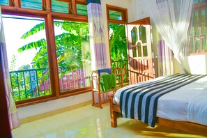 Deluxe Tek Büyük Yataklı Oda, 1 Büyük (Queen) Boy Yatak, Balkon, Tepe Manzaralı | 1 yatak odası, minibar, ücretsiz kablosuz İnternet, çarşaf takımı 