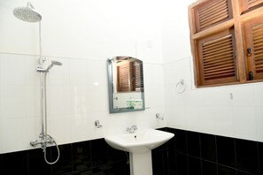 Chambre Deluxe double, 1 grand lit, balcon, vue sur la colline | Salle de bain | Douche, articles de toilette (gratuits), séchoir à cheveux