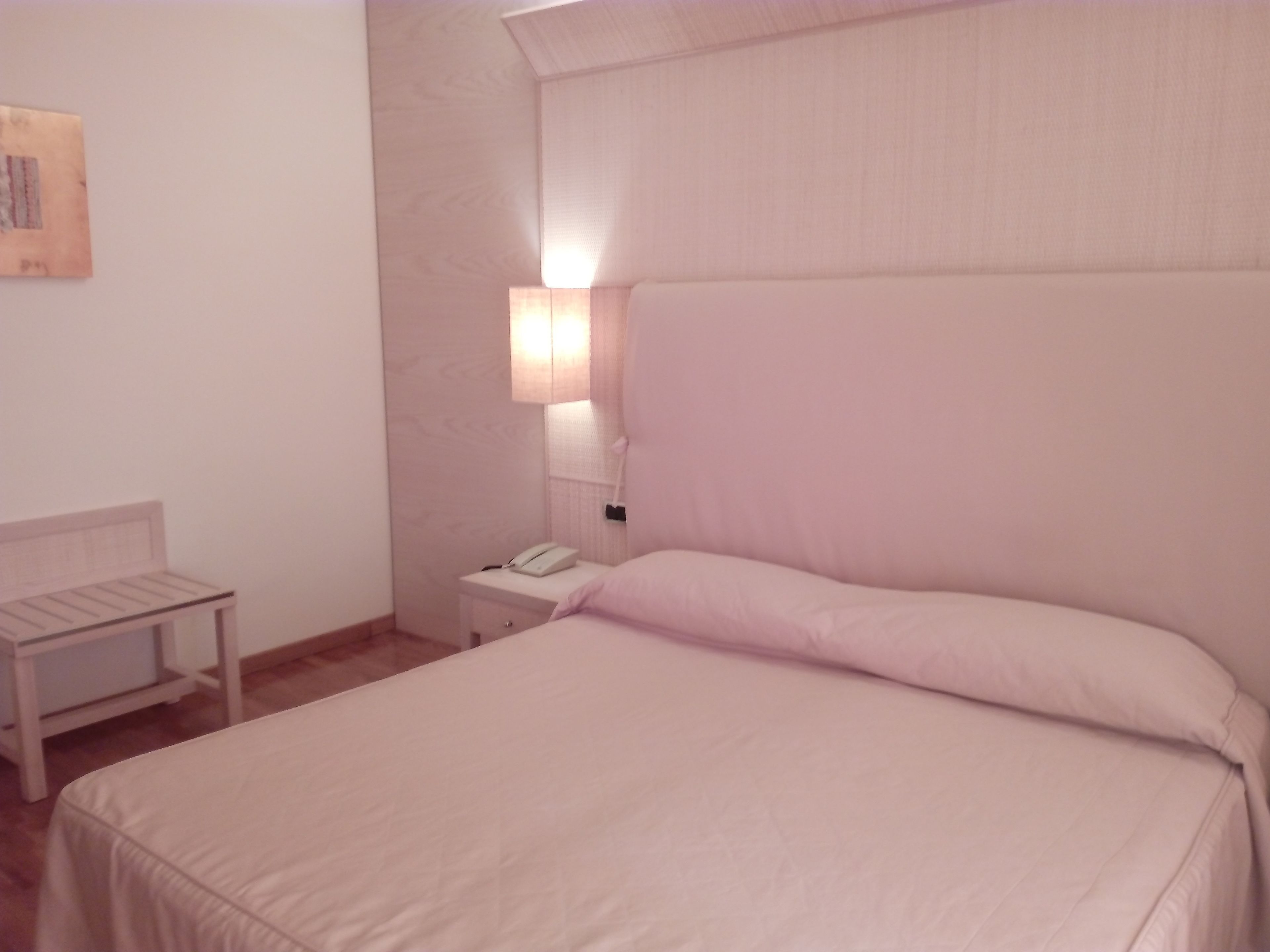 Ropa de cama de alta calidad y minibar 
