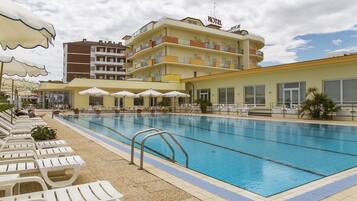 Kauden mukainen ulkouima-allas avoinna 9.00–18.30, aurinkotuoleja