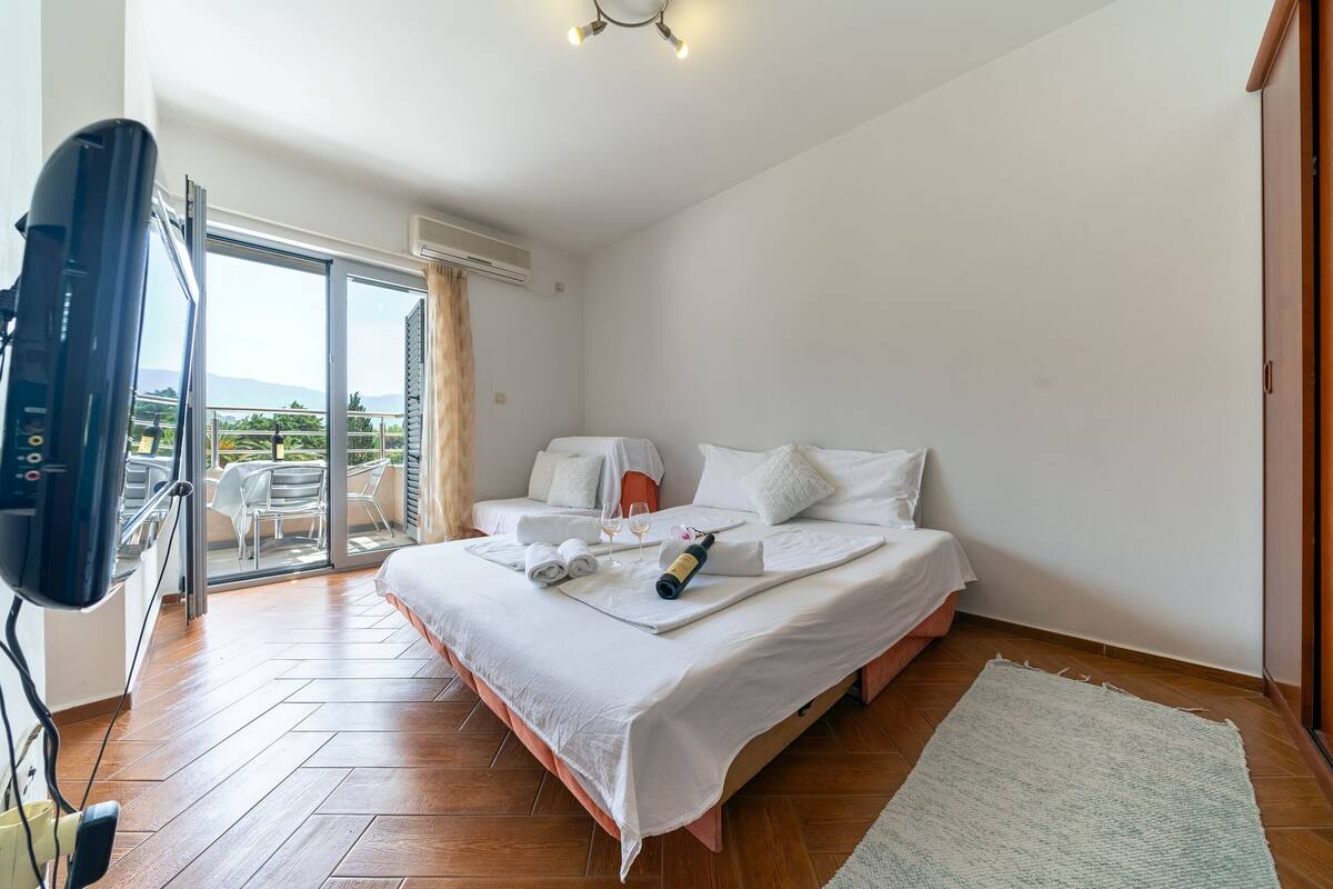 1 bedroom, individually decorated, individually furnished