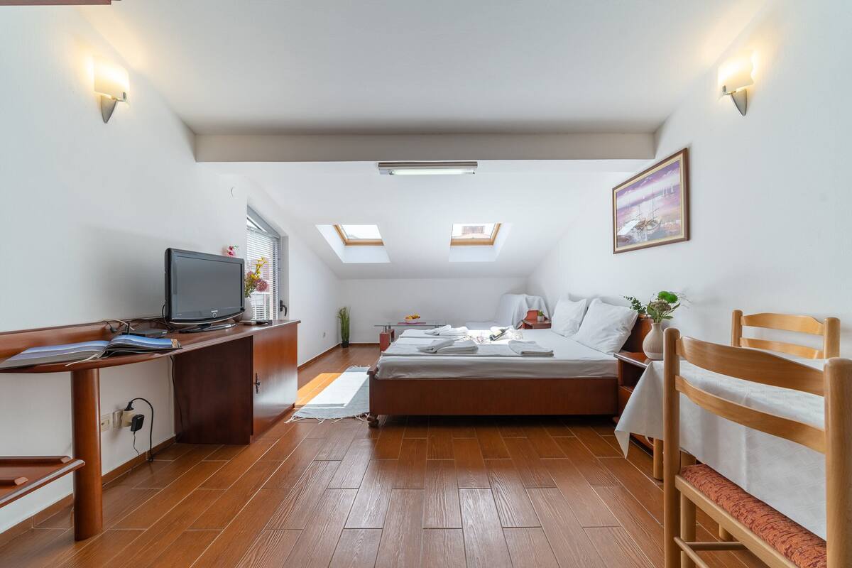 1 bedroom, individually decorated, individually furnished