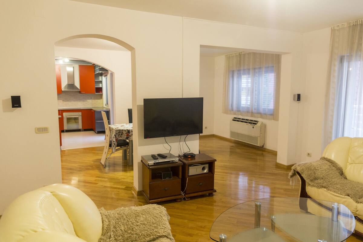 Appartement familial, 3 chambres | Aire de séjour | Téléviseur à écran plat de 45 po avec télévision par câble, téléviseur