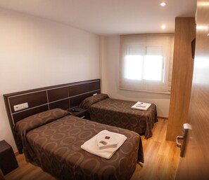 Twin Room | Blackout curtains, soundproofing, free WiFi, bed sheets - Pension Orois (Melide)
