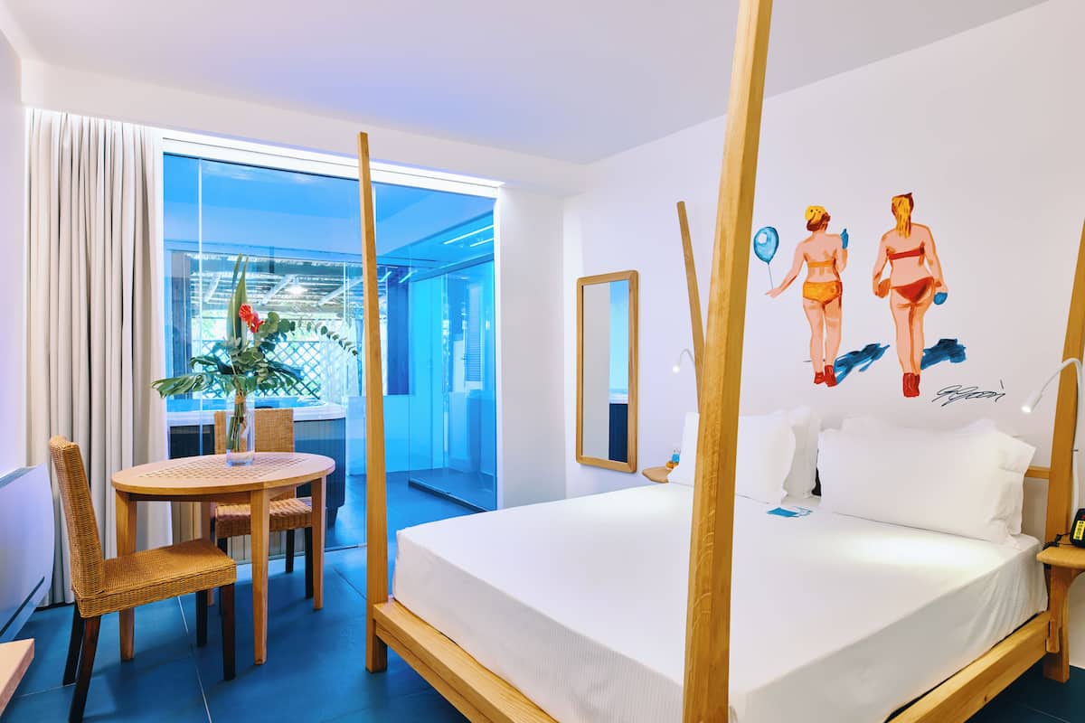 Suite D'Autore Gordon Jacuzzi e Patio | 1 bedroom, minibar, in-room safe, individually decorated