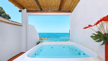 Suite D'Autore con Jacuzzi | มินิบาร์, ตู้นิรภัยในห้องพัก, ห้องพักตกแต่งอย่างมีเอกลักษณ์