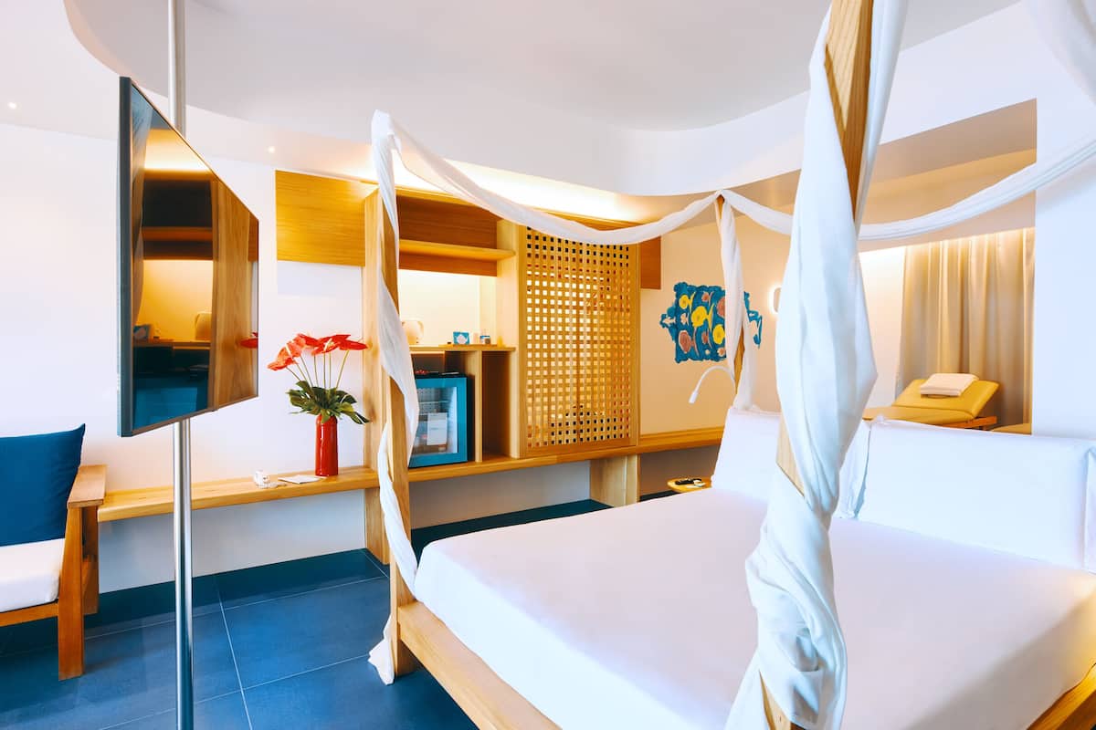 Suite D'Autore con Jacuzzi | 1 bedroom, minibar, in-room safe, individually decorated