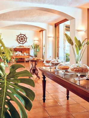 Free daily buffet breakfast