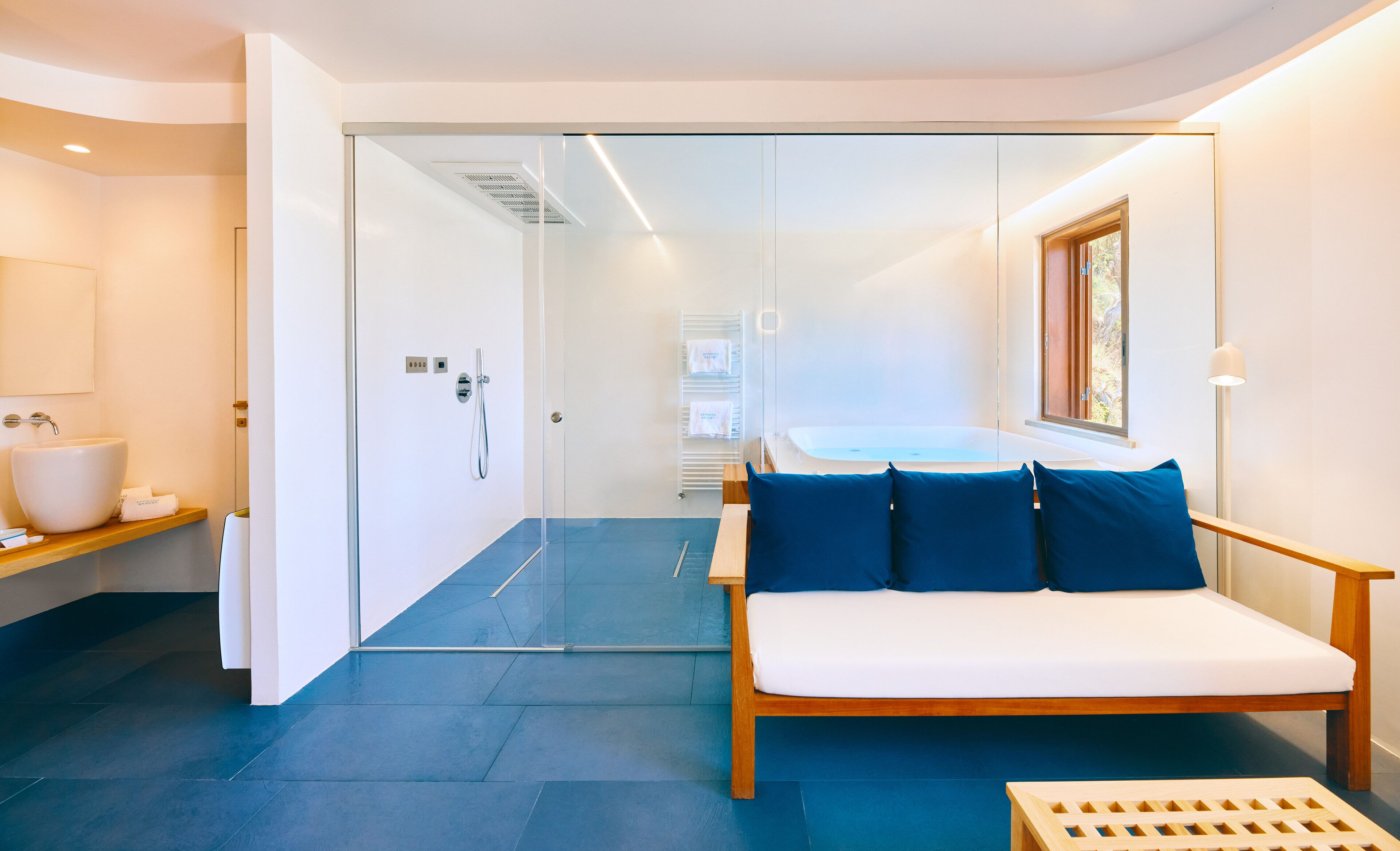 suite d'autore con jacuzzi | living area | flat-screen tv