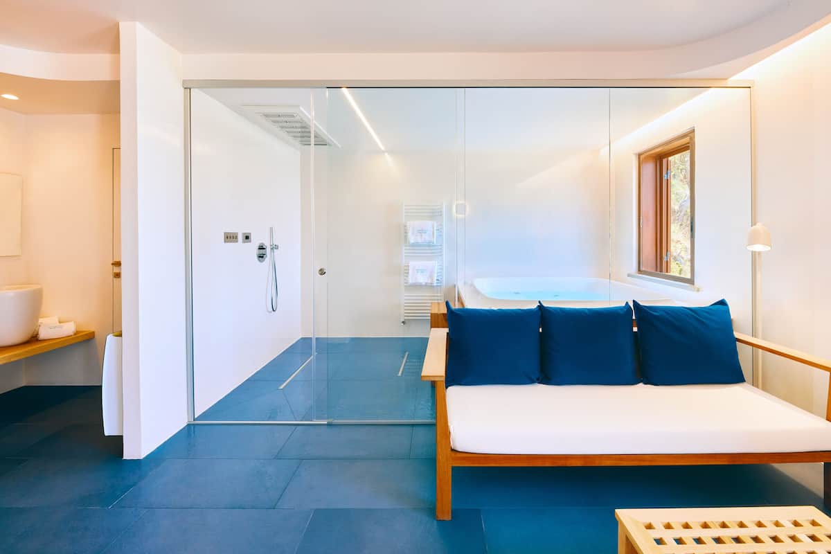 suite d'autore con jacuzzi | living area | flat-screen tv