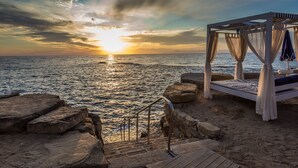 A beachside gazebo with a view of the sunset over the sea. - Approdo Resort Thalasso Spa (Castellabate)