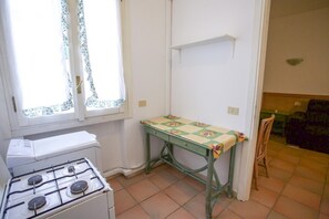 Kühlschrank, Herdplatte, Geschirrspüler, Kochgeschirr/Geschirr/Besteck