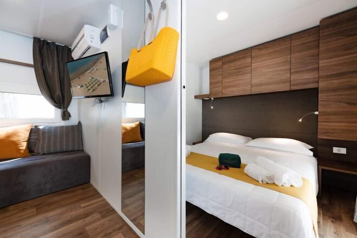 3 bedrooms, Egyptian cotton sheets, premium bedding, down comforters