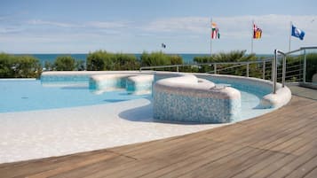 2 piscines couvertes, 5 piscines extérieures, parasols de plage