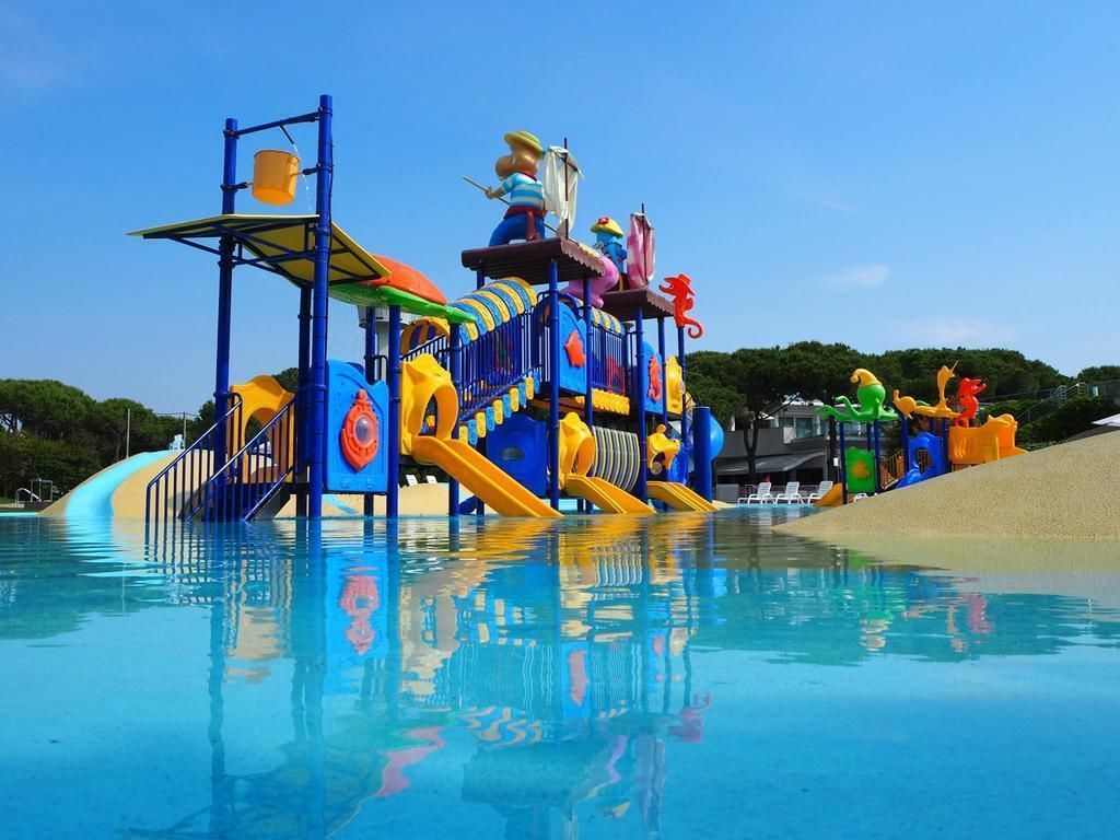 2 Innenpools, 5 Außenpools, Sonnenschirme, Liegestühle