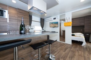 Mobile Home, 2 Bedrooms | Private kitchen