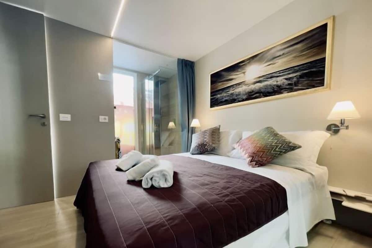 3 bedrooms, Egyptian cotton sheets, premium bedding, down comforters