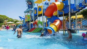 2 piscine coperte, 5 piscine all'aperto, ombrelloni da piscina, lettini