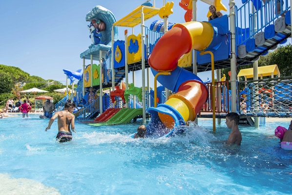 2 indoor pools, 5 outdoor pools, pool umbrellas, pool loungers