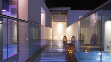 2 Innenpools, 5 Außenpools, Sonnenschirme, Liegestühle