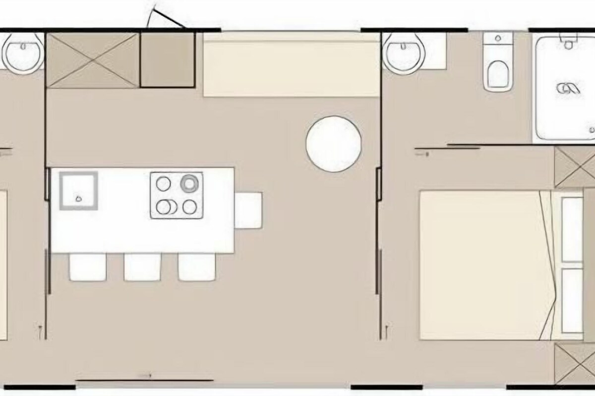 Un plan d’étage d’une chambre d’hôtel comprenant un coin cuisine, une salle de bain séparée et un espace salon.