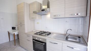 Apartment | Eigene Küche | Kühlschrank, Herdplatte, Kochgeschirr/Geschirr/Besteck