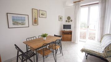 Apartment | Wohnbereich | Fernseher