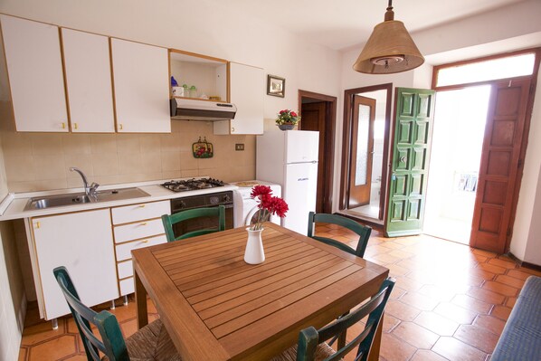 Departamento | Cocina privada | Refrigerador, parrilla de estufa y utensilios de cocina 
