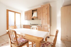 Apartment | Eigene Küche | Kühlschrank, Herdplatte, Kochgeschirr/Geschirr/Besteck