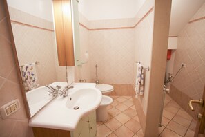 Apartment | Bathroom | Shower - Appartamento Trilo Sottobomba (Portoferraio)