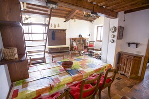 Apartment | Wohnbereich | Fernseher