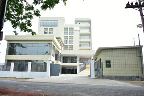 Vista frontal de la propiedad